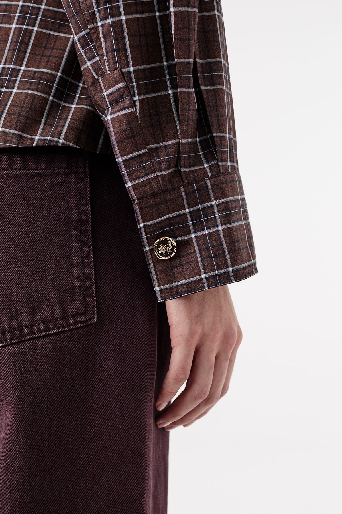 Chemise à carreaux et boutons dorés