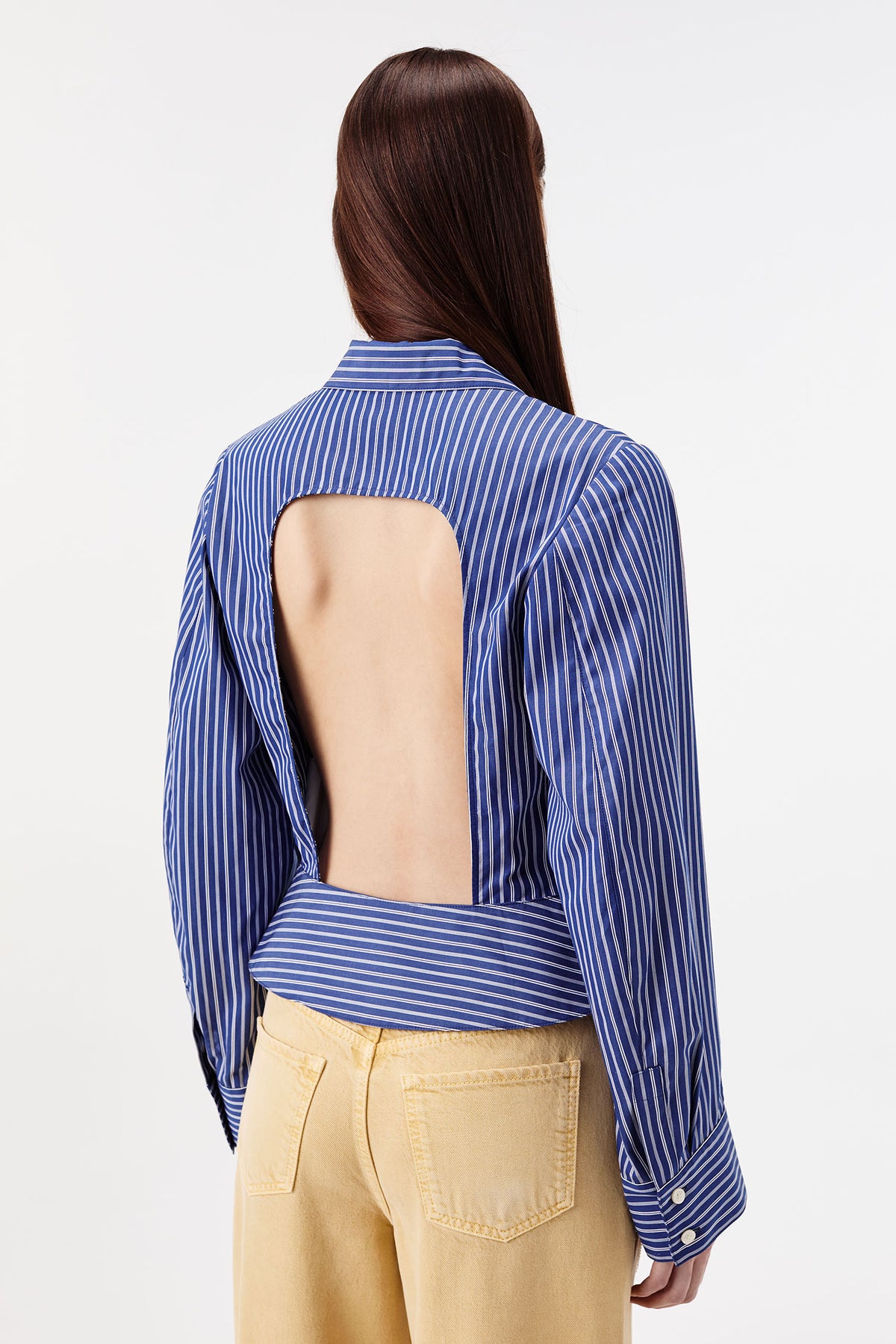 Camisa con espalda descubierta
