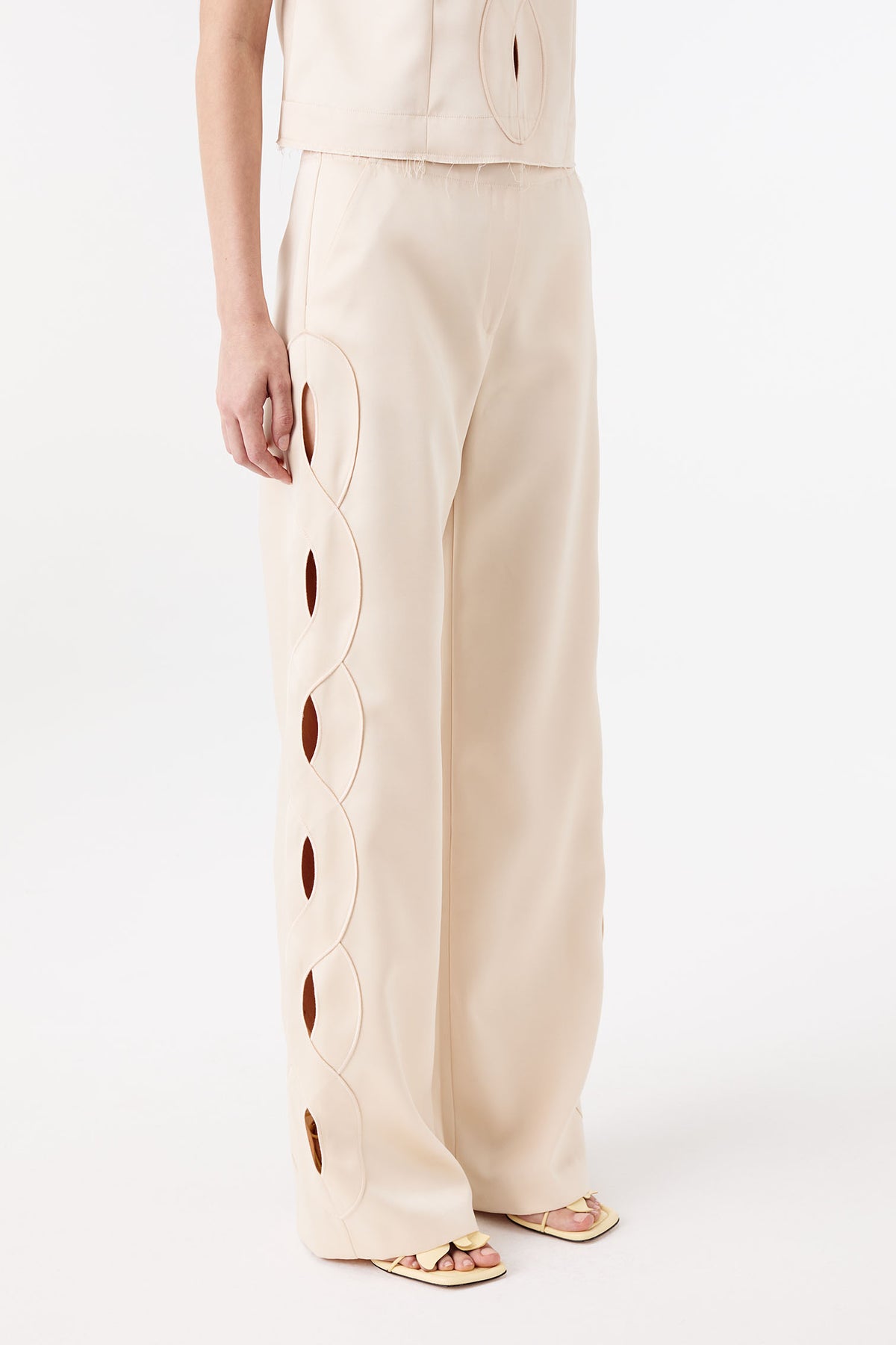 Pantalón de satin con abertura tresse