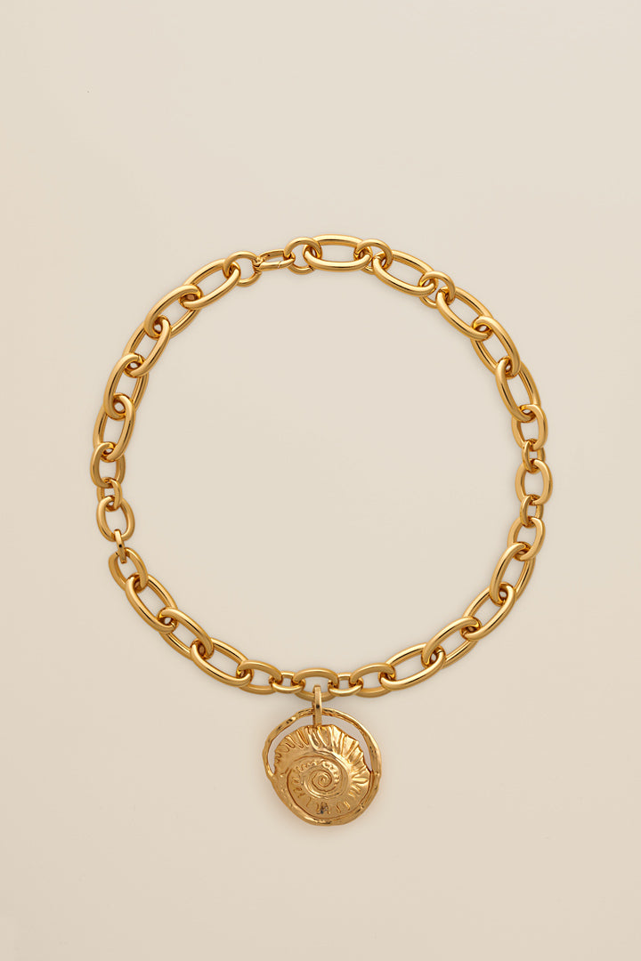 Médaille coquillage dorée