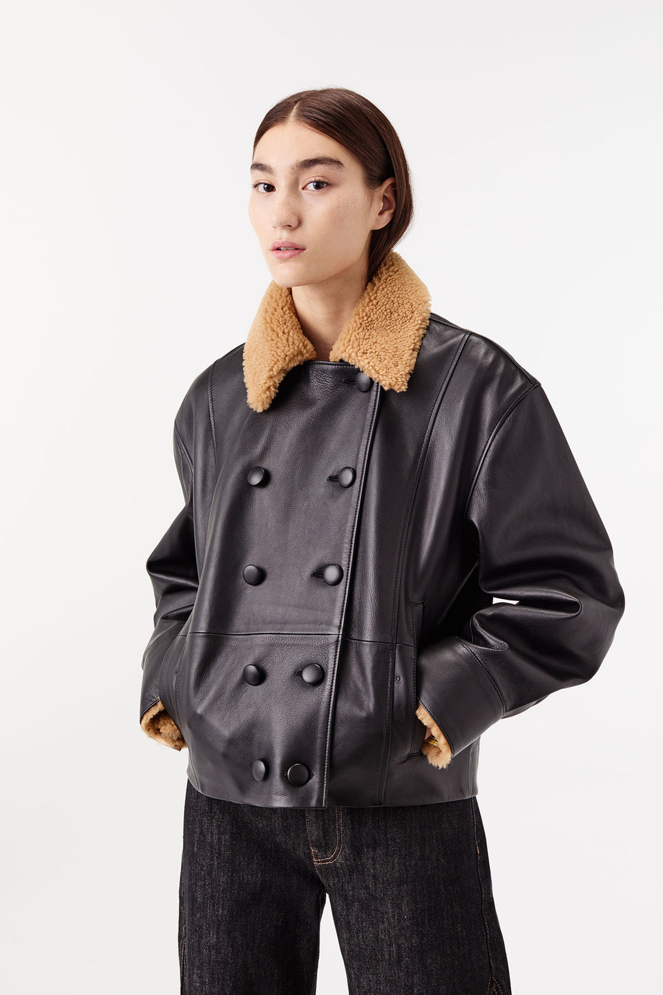 Veste en cuir à col en fourrure