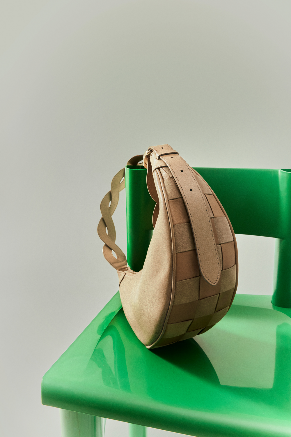 Two-material checkerboard pattern shoulder bag