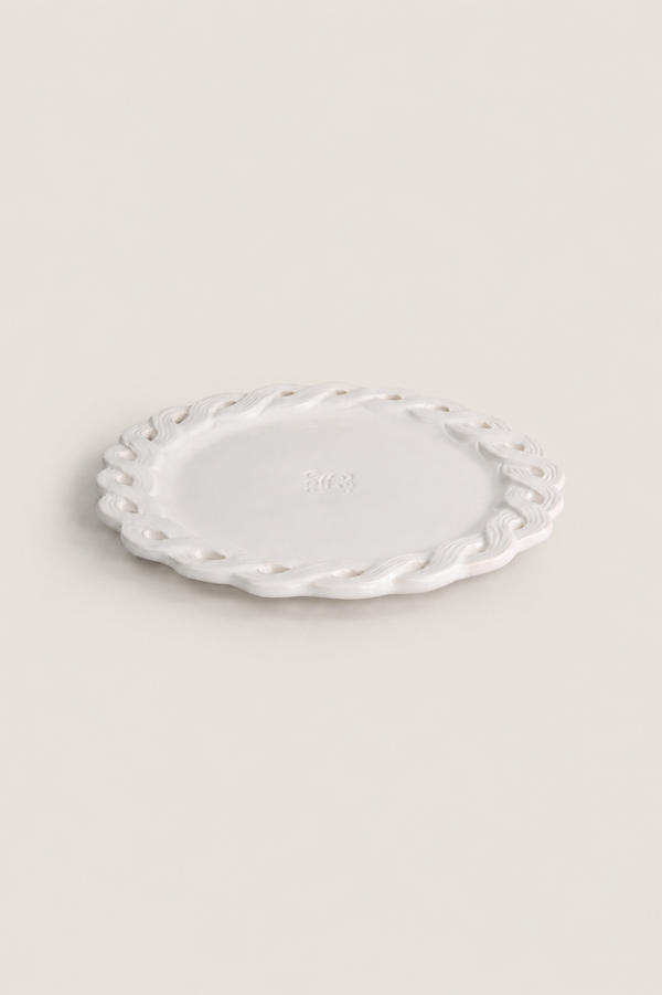 Dinner plate with braided edges