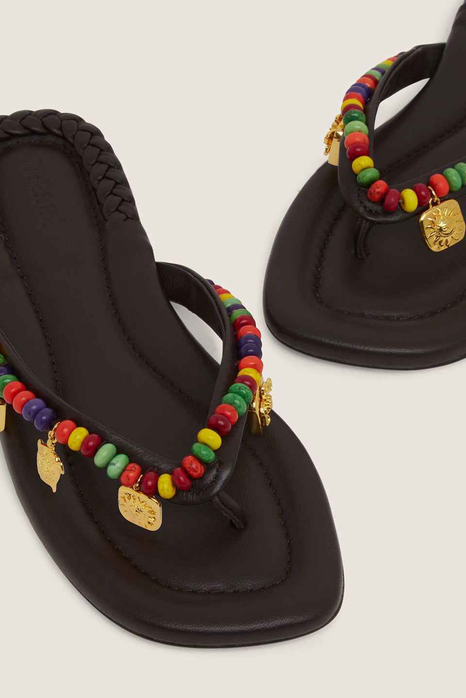 Tong en cuir à perles multicolores