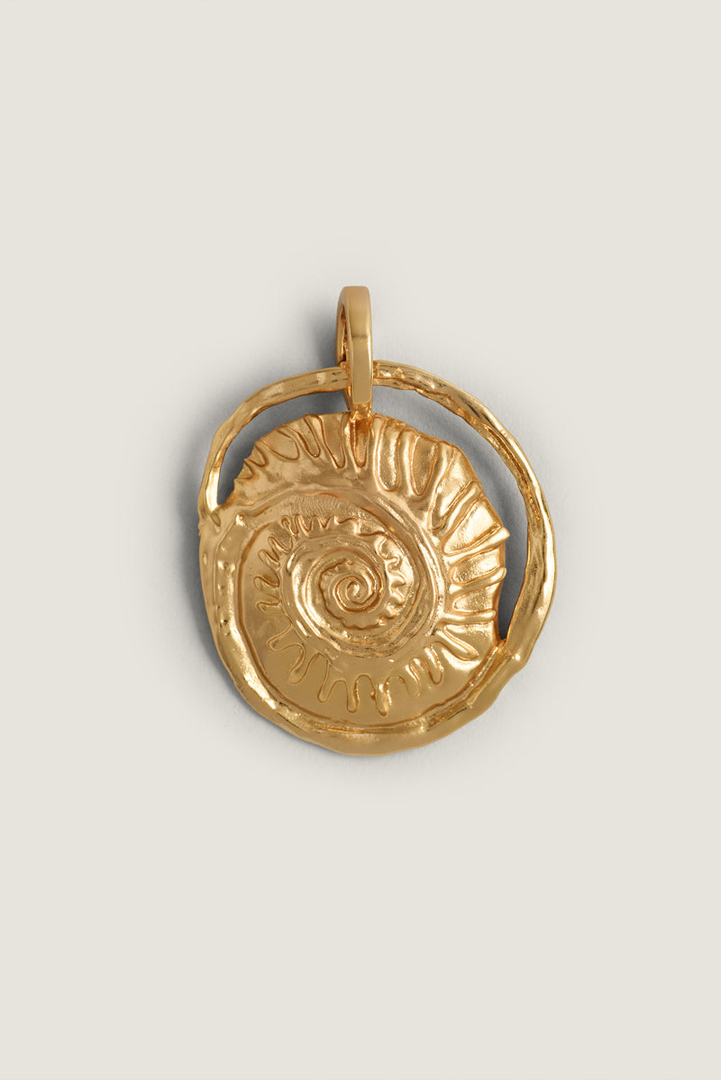 Médaille coquillage dorée