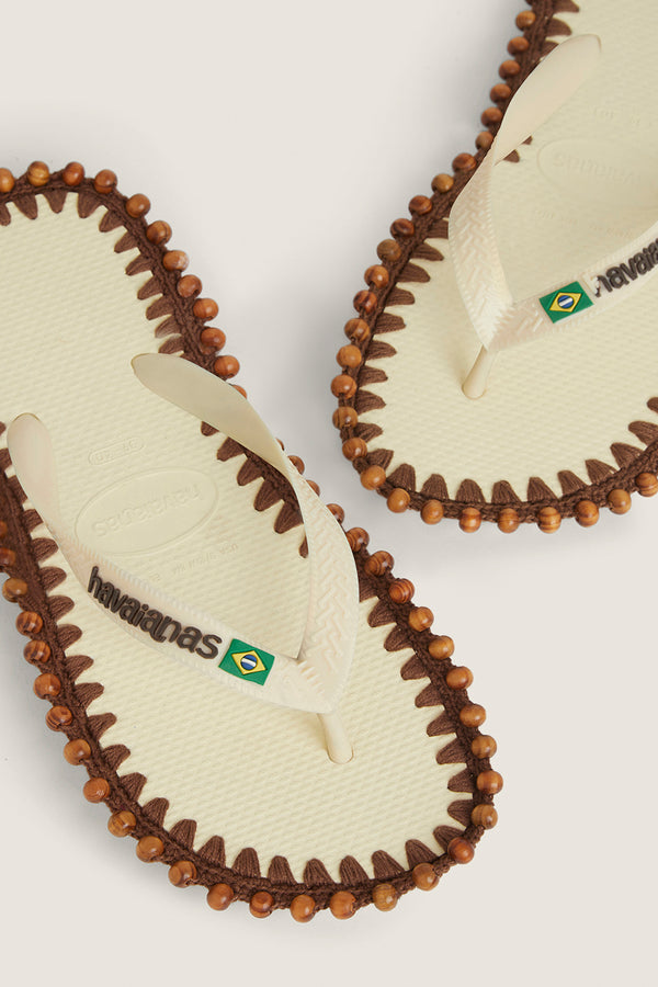 Sandales customisées en crochet et perles brodées à la main
