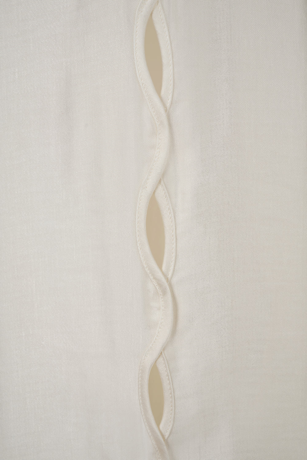 Pantalon satiné à ouverture tresse