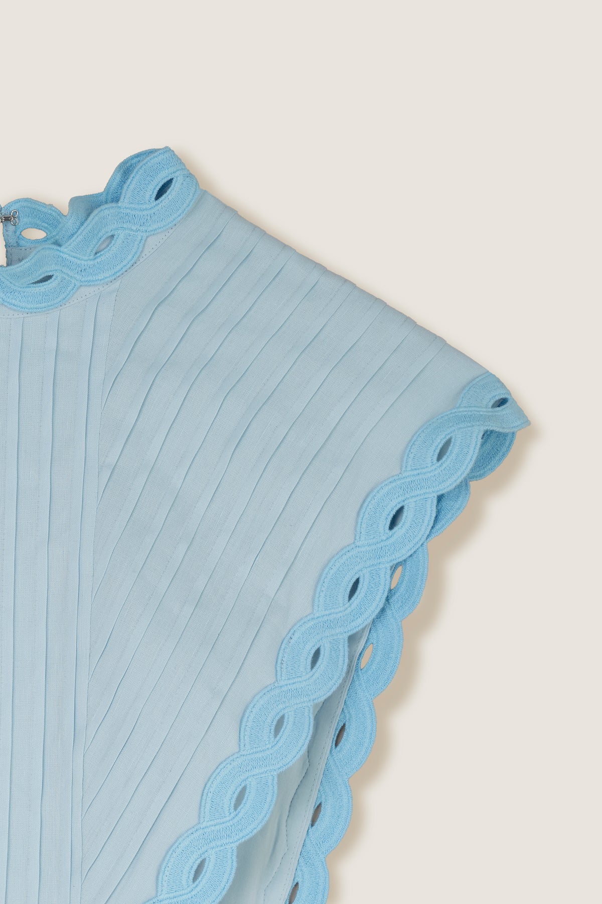 Robe courte à galon tresse