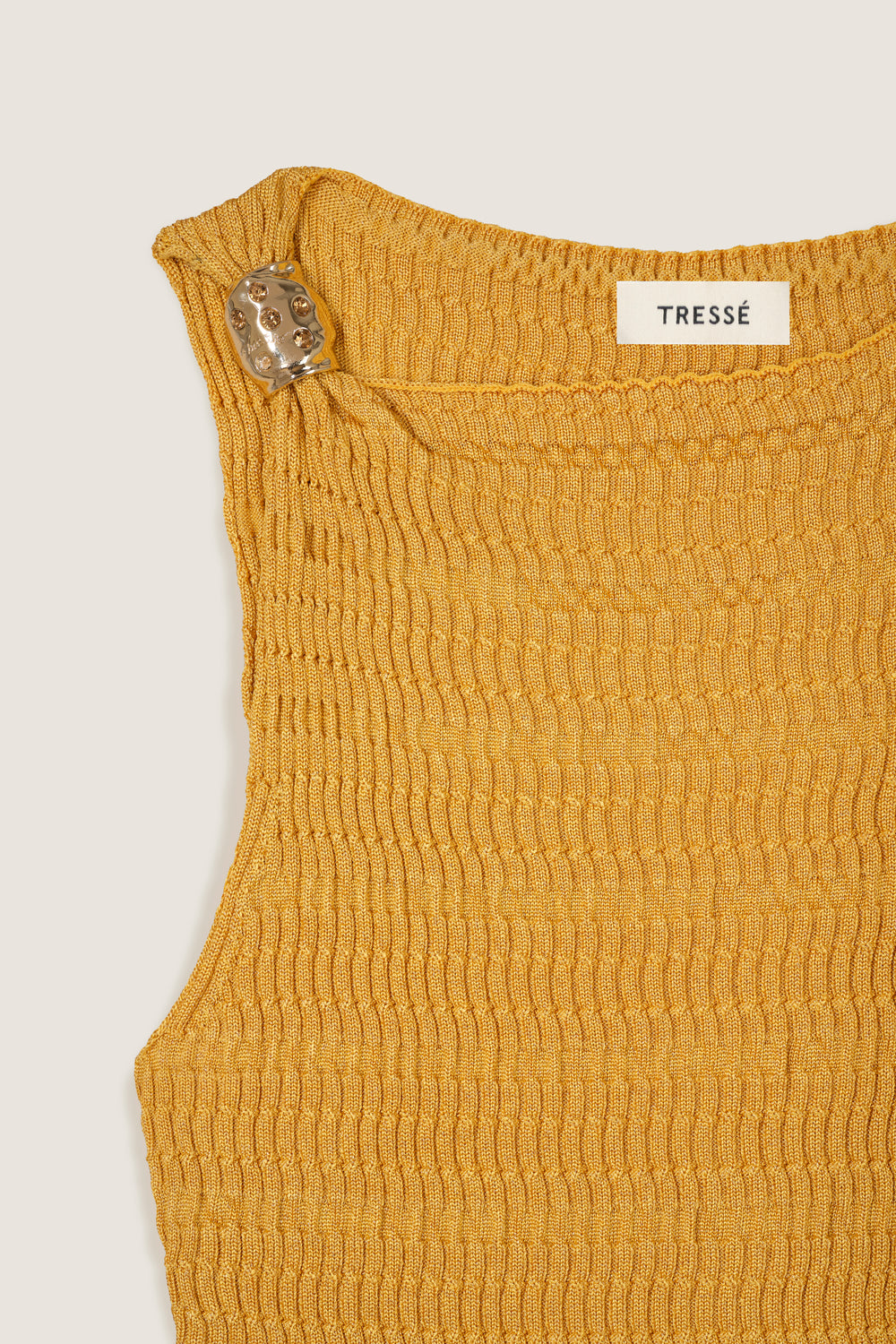 Robe en maille dorée à volants