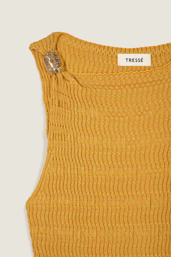 Robe en maille dorée à volants