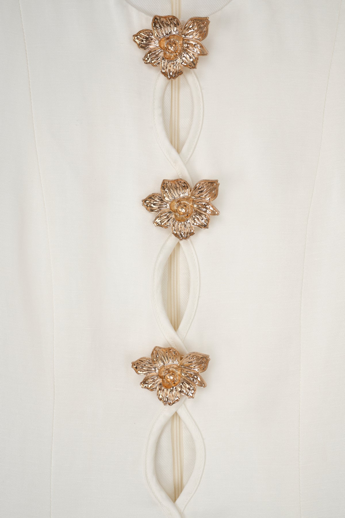 Robe courte satinée à bijoux dorés