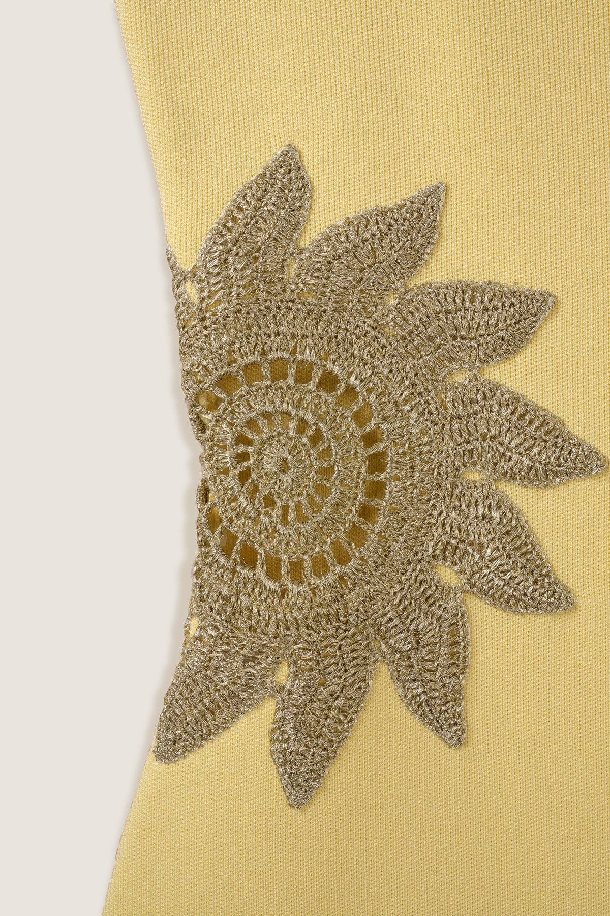 Robe courte en maille à soleil ajourés