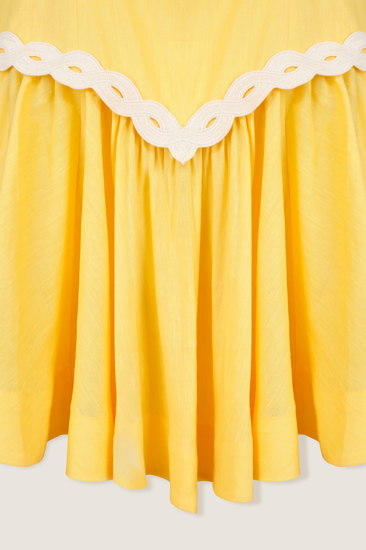 Vestido corto con escote en pico
