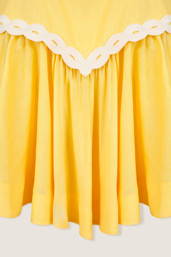 Short dress with pointed cutout