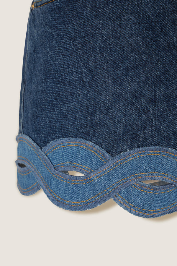 Short with contrasting braid