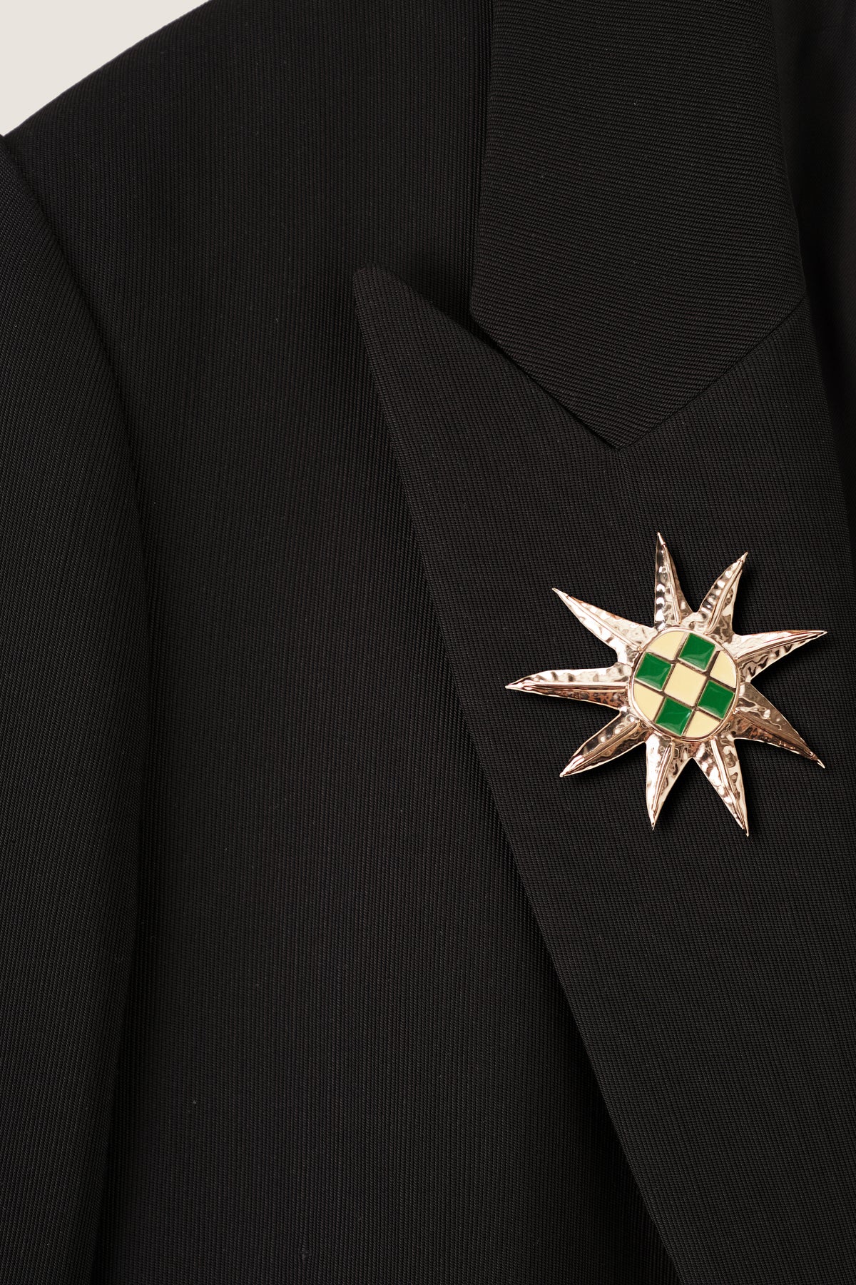 Chaqueta sastre con broche de sol
