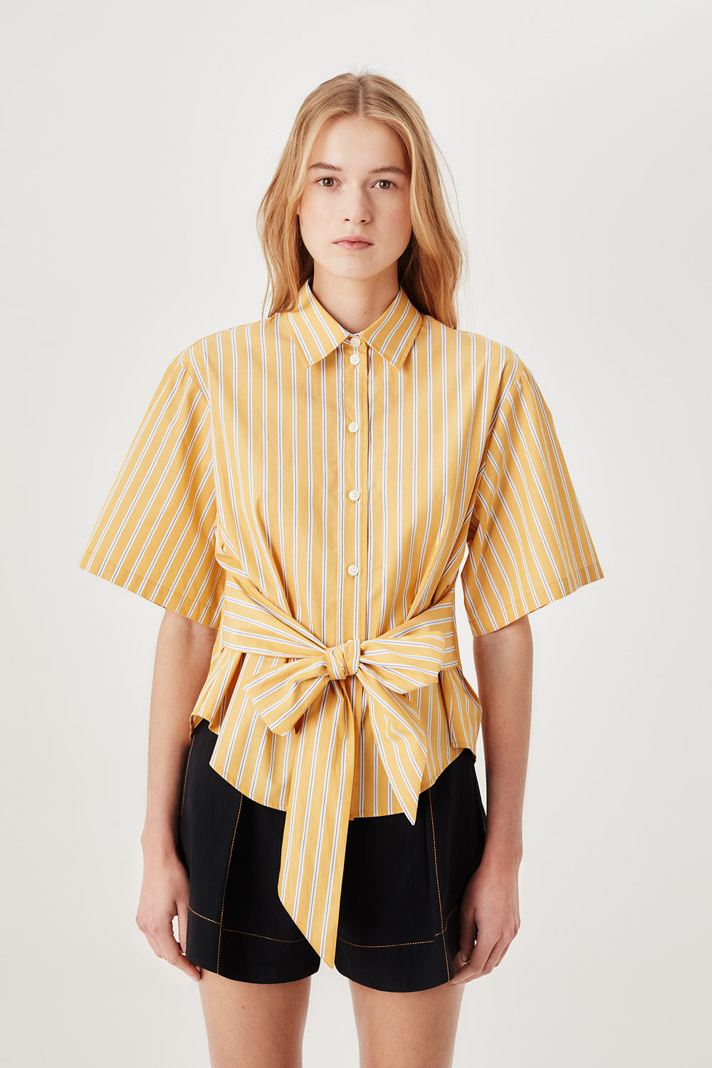 Short-sleeved shirt with front tie