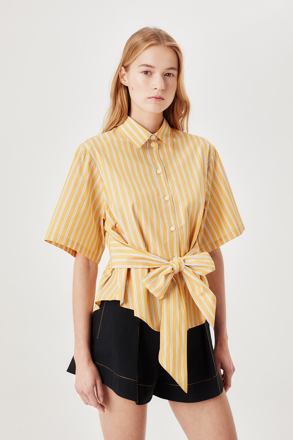 Short-sleeved shirt with front tie