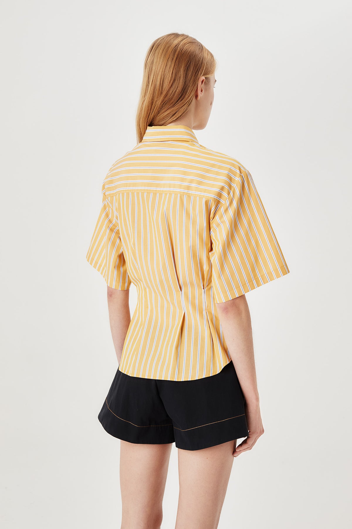 Camicia a maniche corte da annodare sul davanti