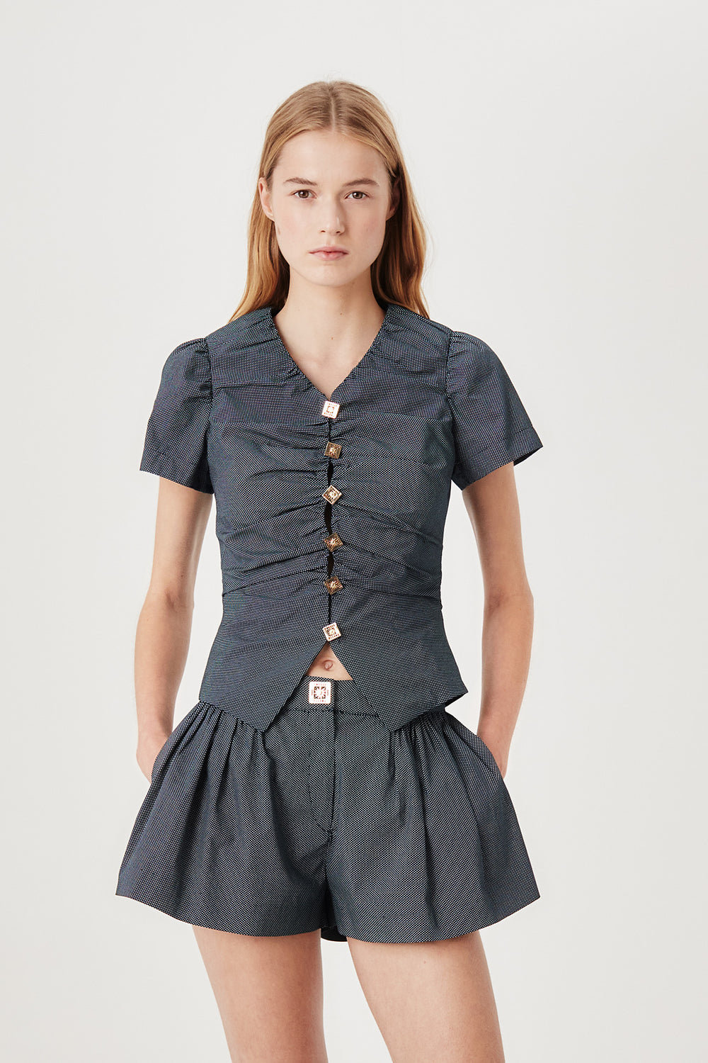 Chemise plissée à médailles carrées