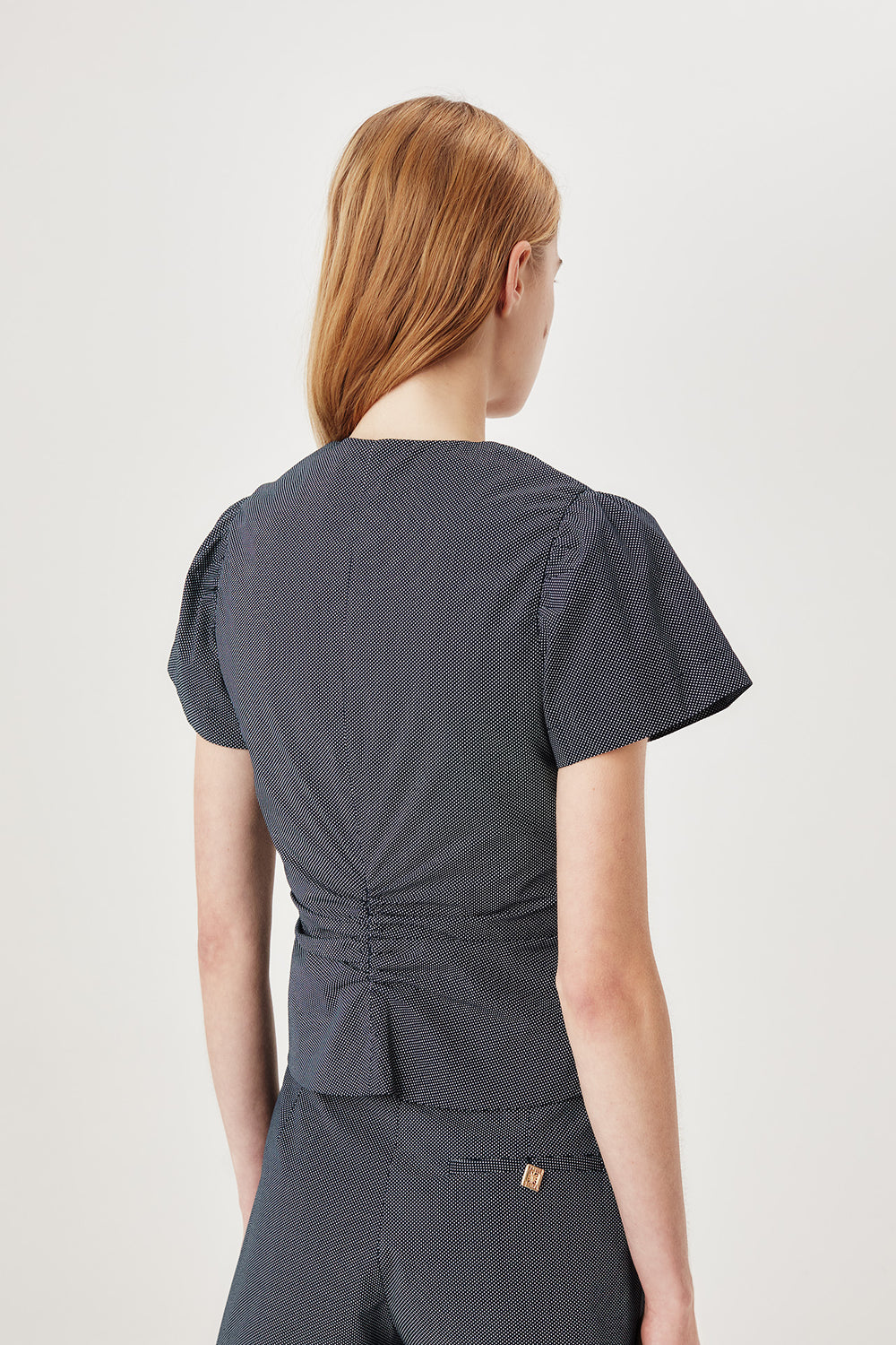 Chemise plissée à médailles carrées