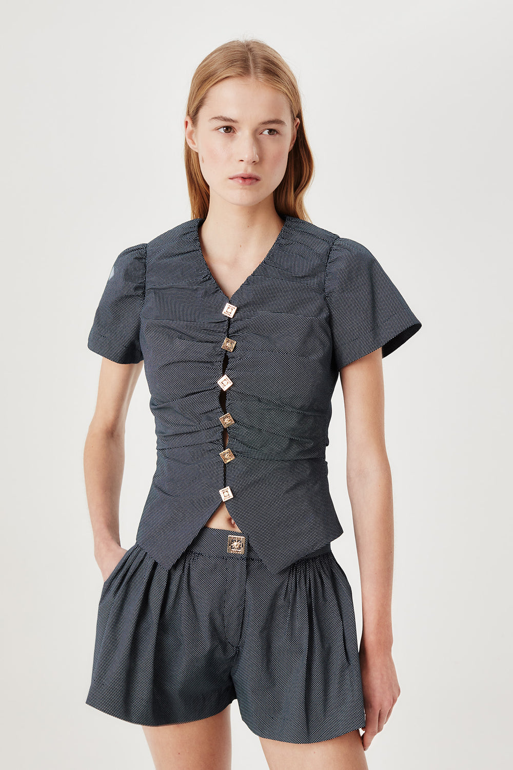 Chemise plissée à médailles carrées