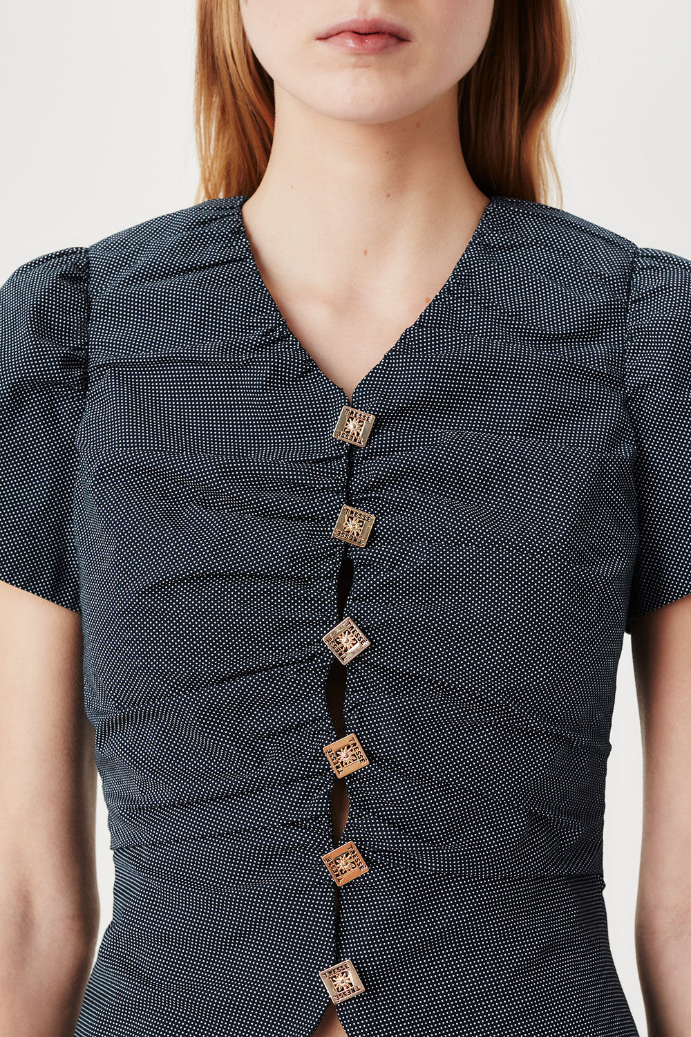 Chemise plissée à médailles carrées