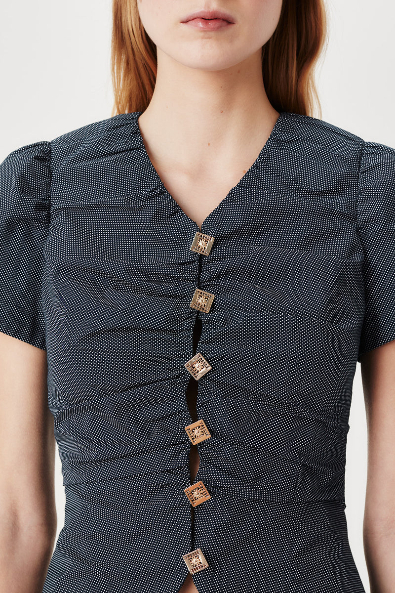 Chemise plissée à médailles carrées