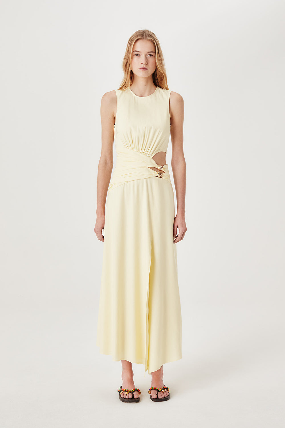 Robe longue à bijoux dorés