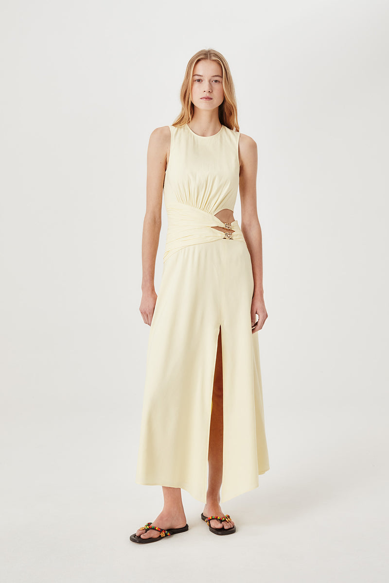 Robe longue à bijoux dorés