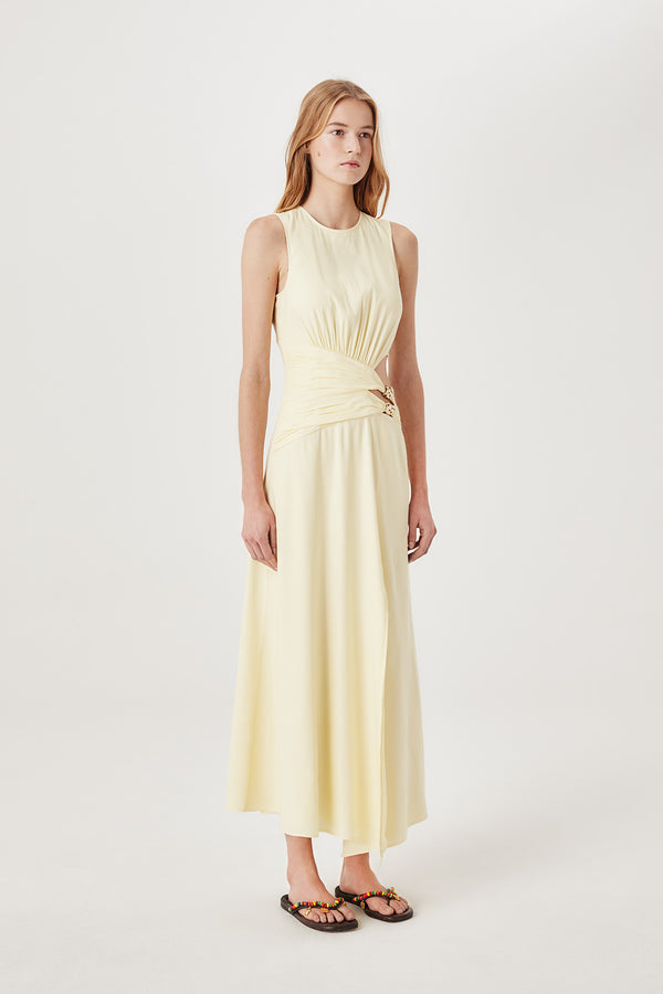 Robe longue à bijoux dorés