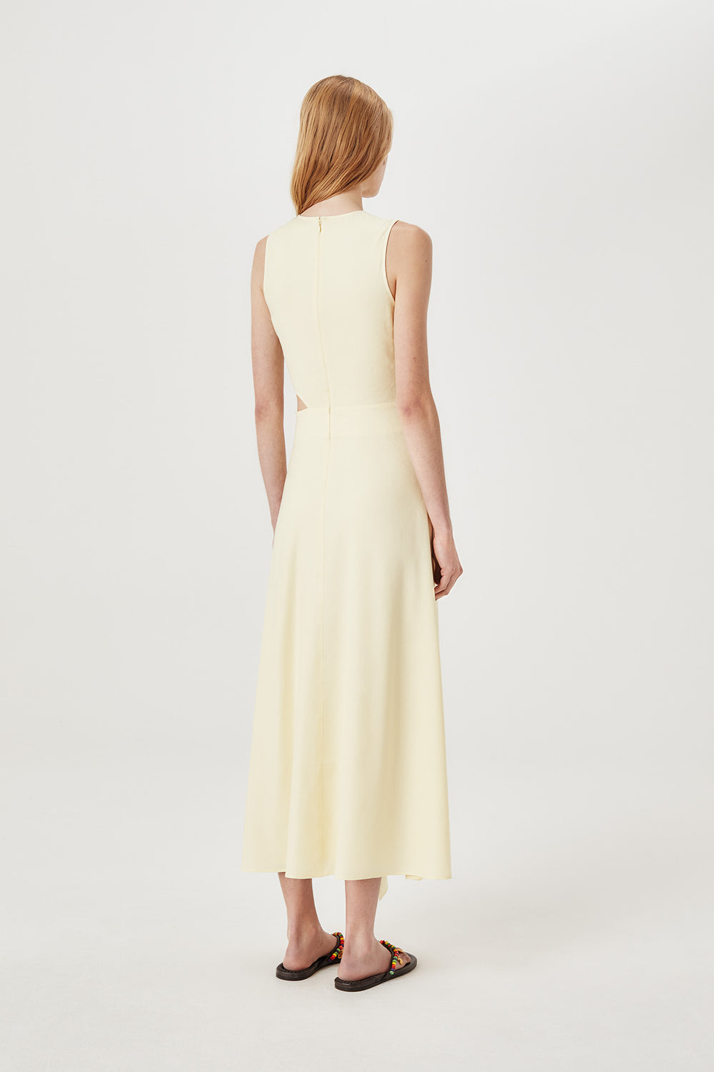 Robe longue à bijoux dorés