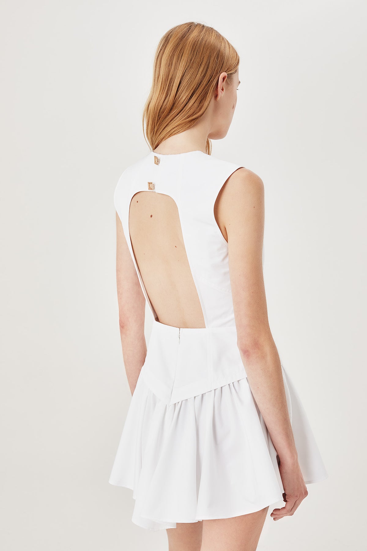Vestido con volantes y espalda descubierta