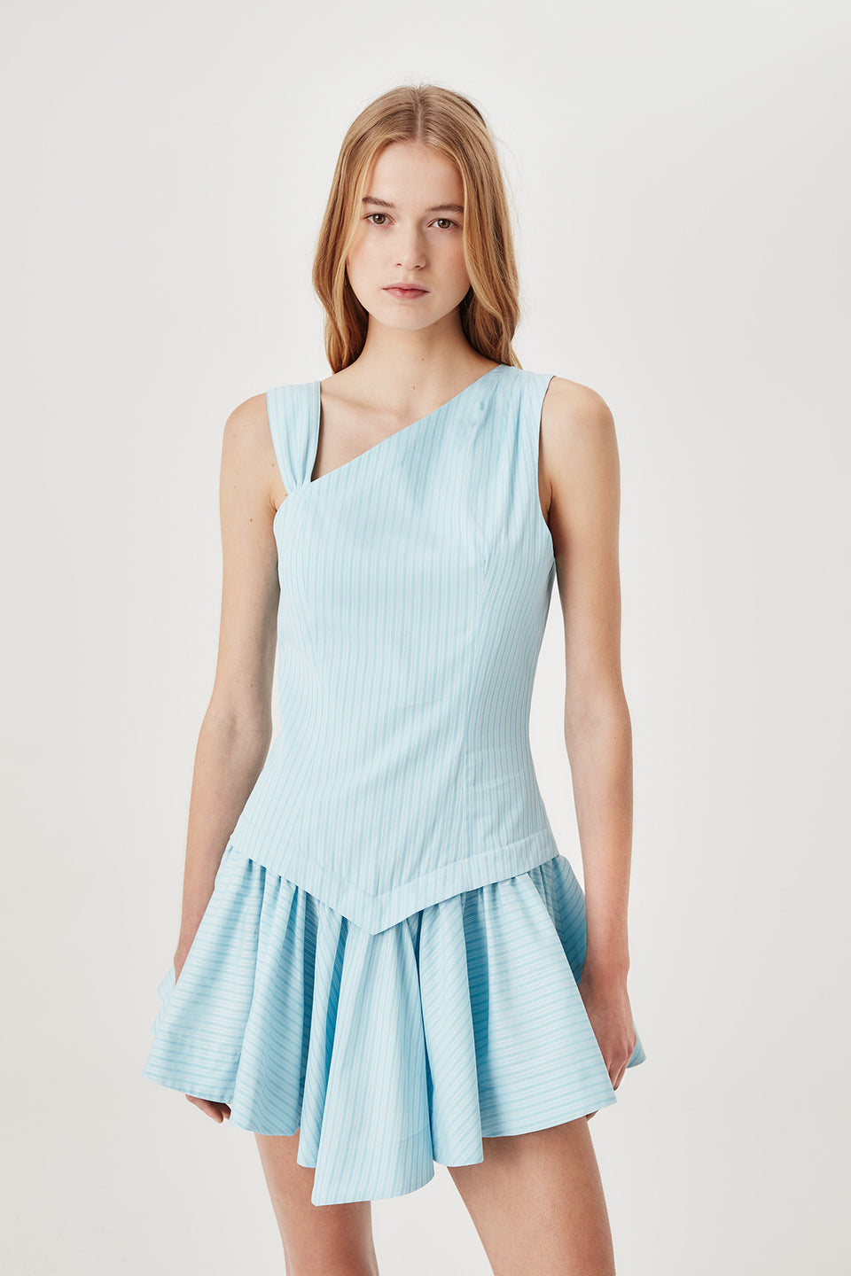 Robe courte rayée à découpe en pointe