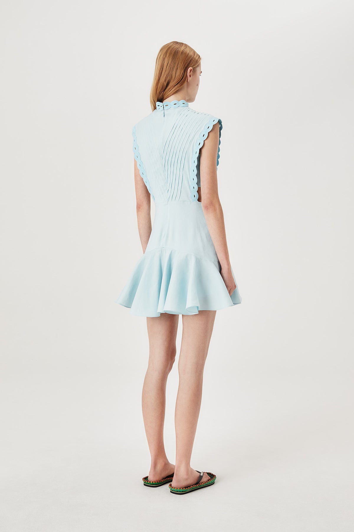 Robe courte à galon tresse