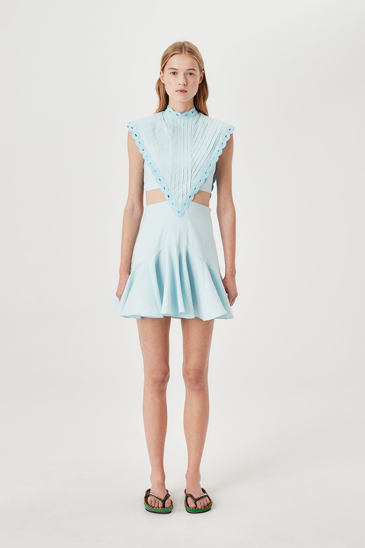 Robe courte à galon tresse