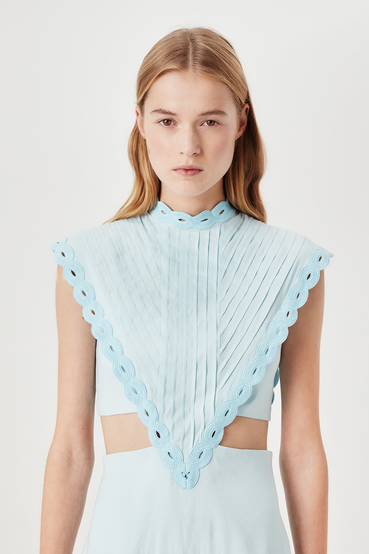 Robe courte à galon tresse
