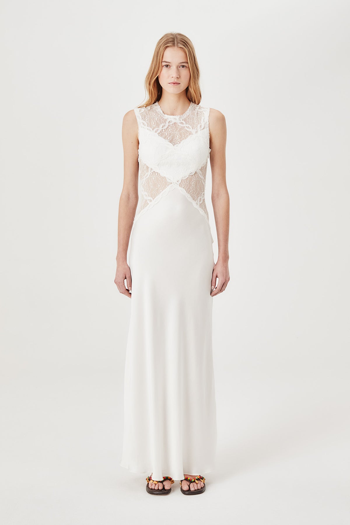 Robe longue en dentelle et satin