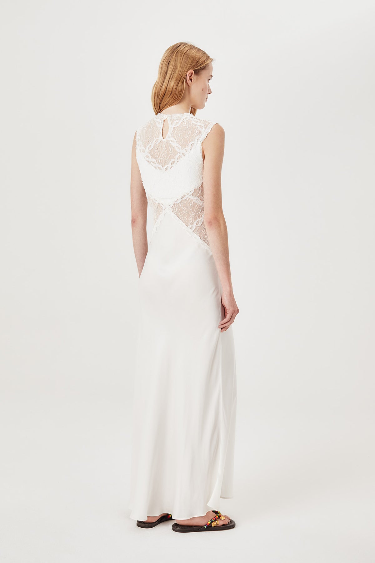 Robe longue en dentelle et satin