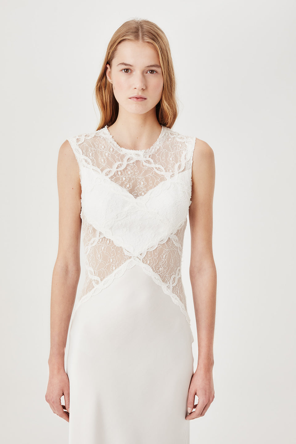Robe longue en dentelle et satin
