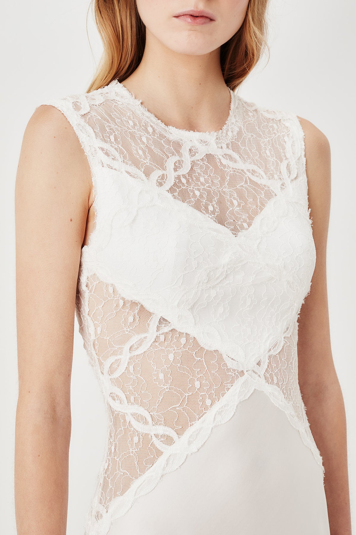 Robe longue en dentelle et satin
