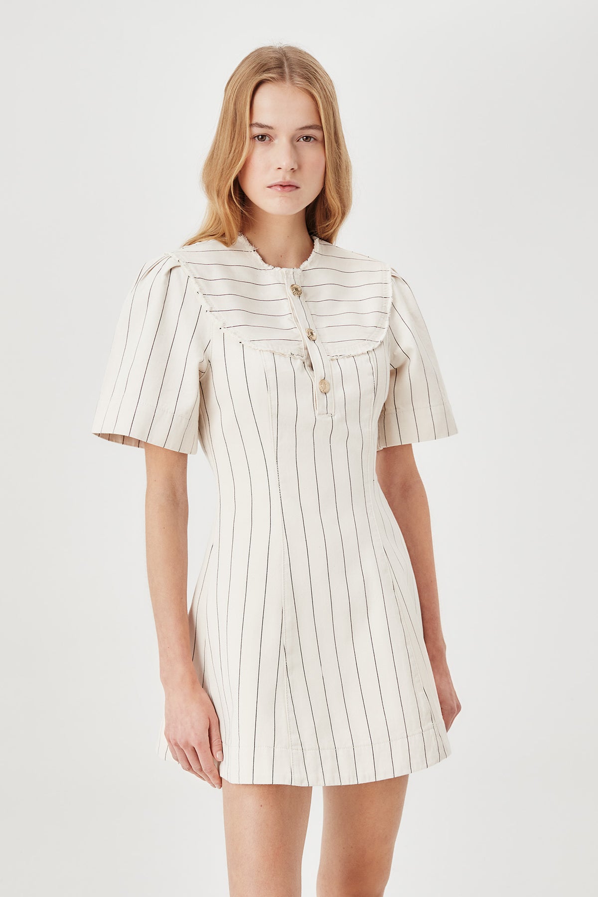 Robe courte dos nu
