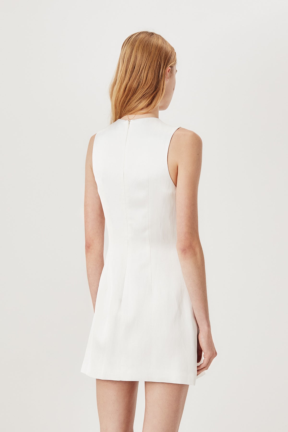 Robe courte satinée à bijoux dorés