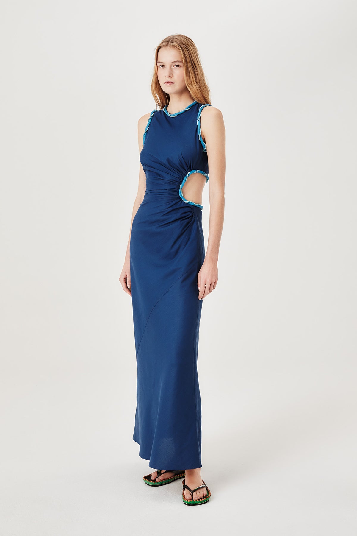 Robe longue strassée à découpe