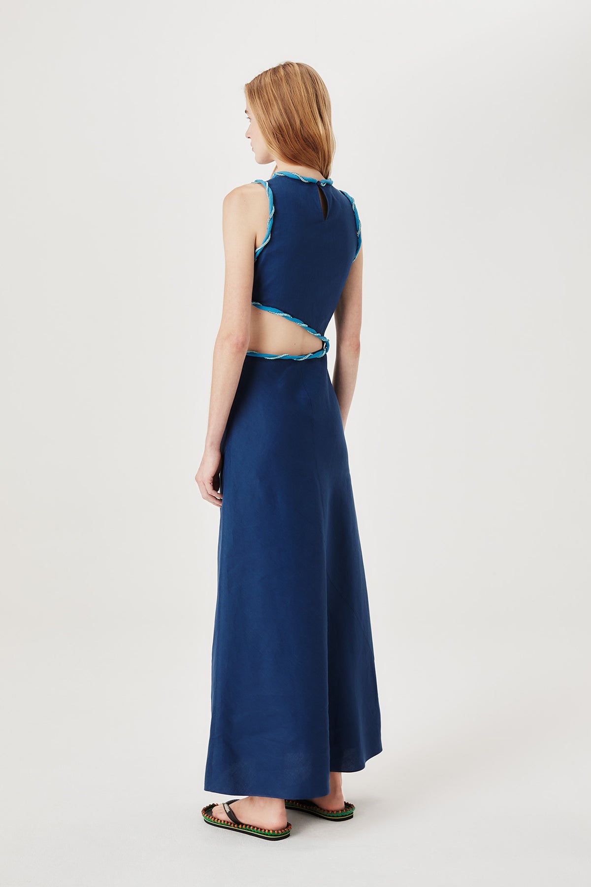 Robe longue strassée à découpe