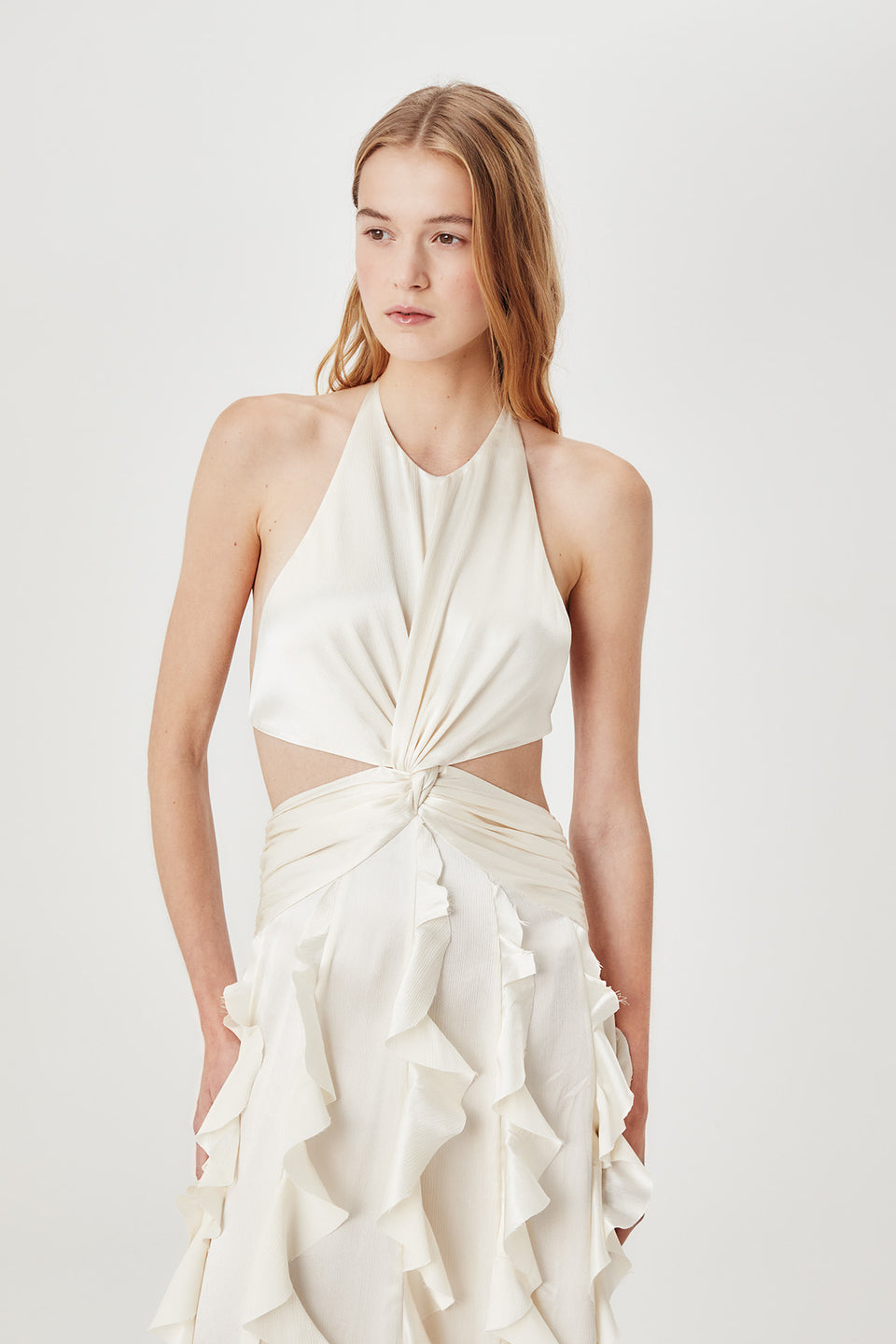Robe dos nu à volants