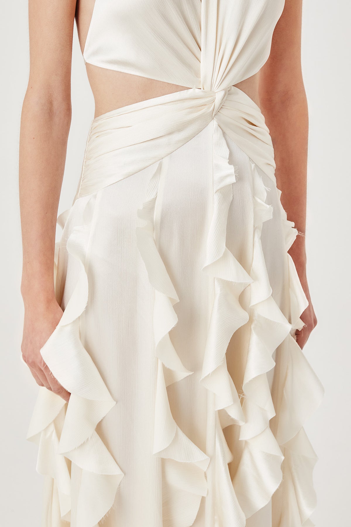 Robe dos nu à volants