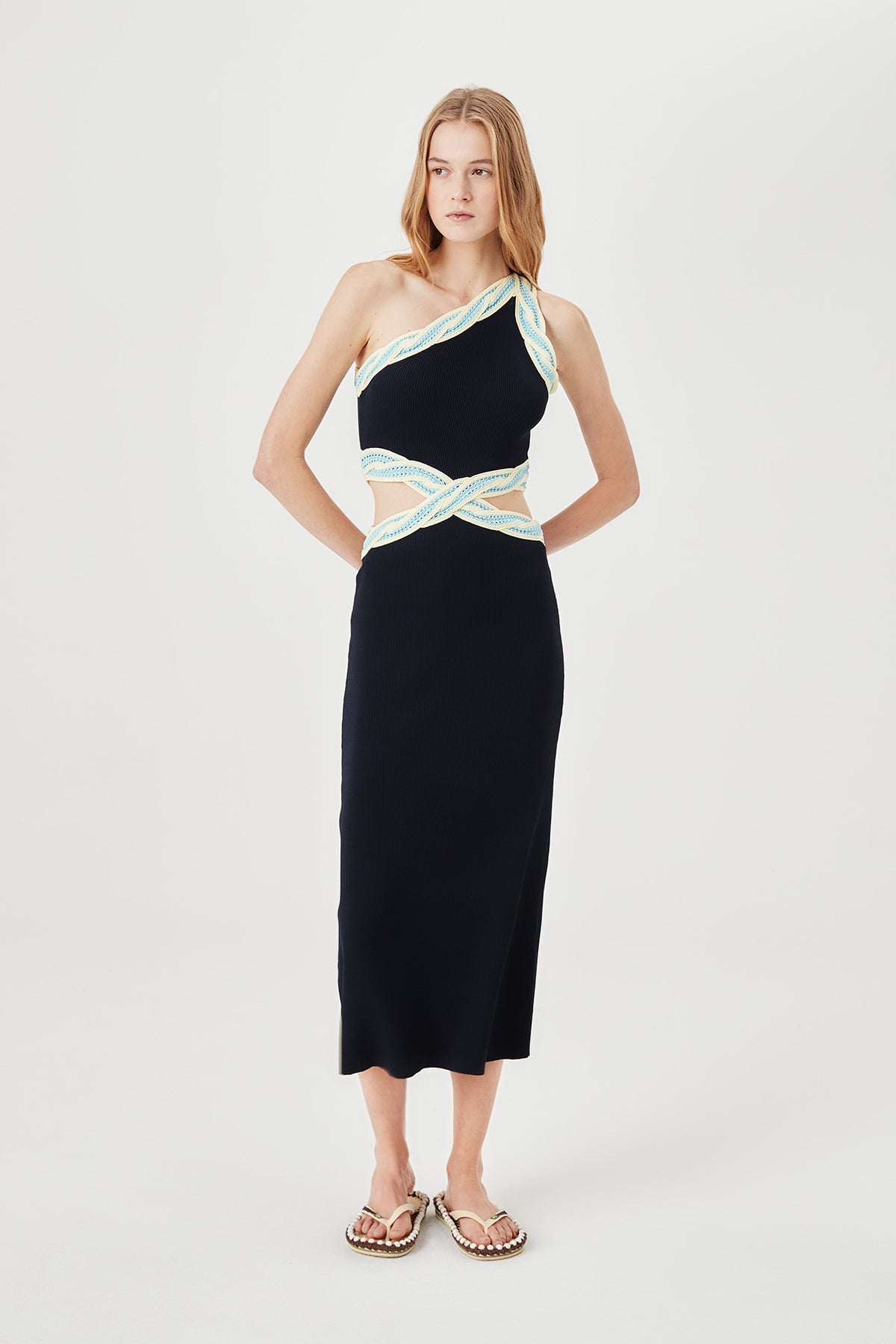 Robe longue à épaule dénudée
