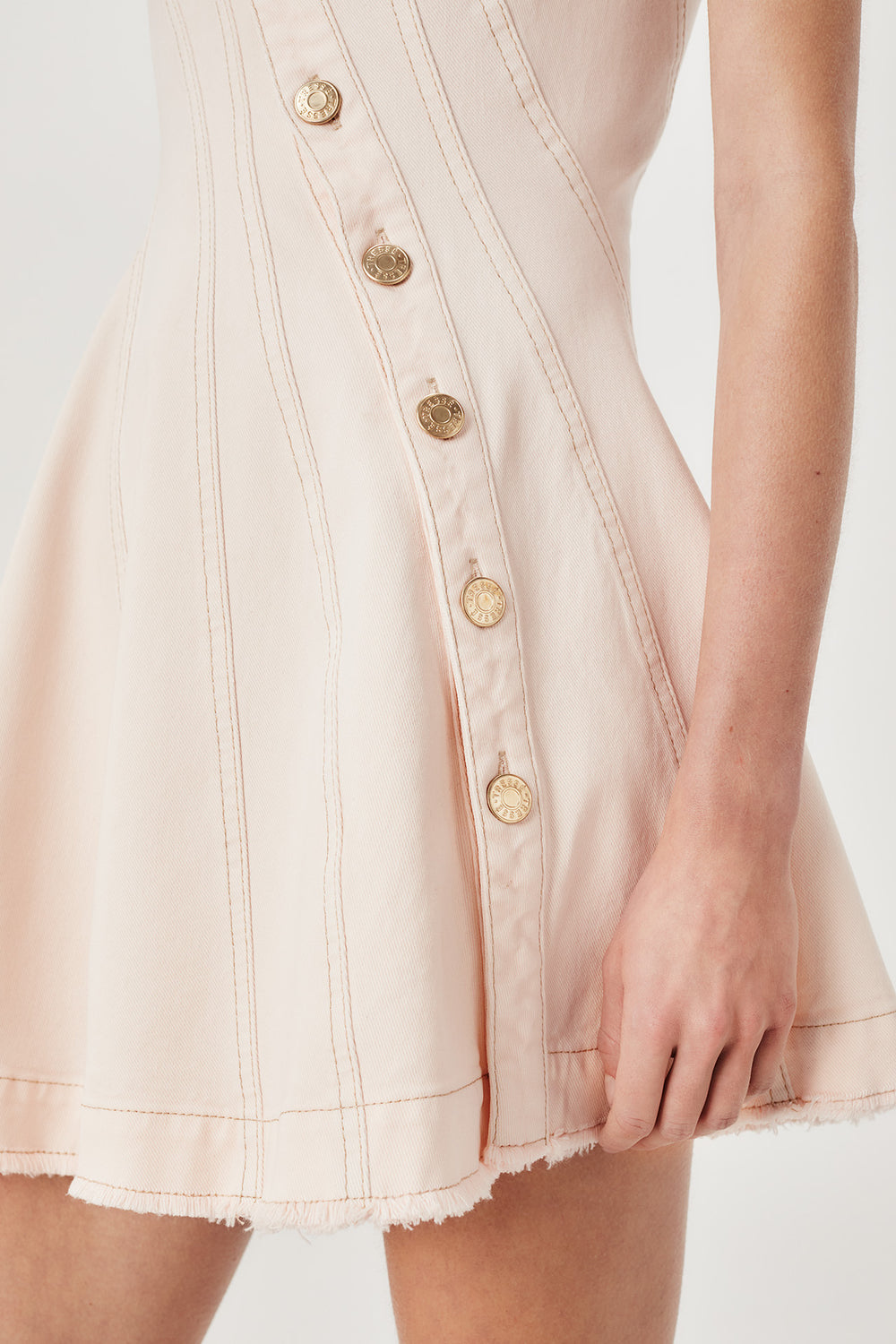 Robe en denim avec découpe en biais