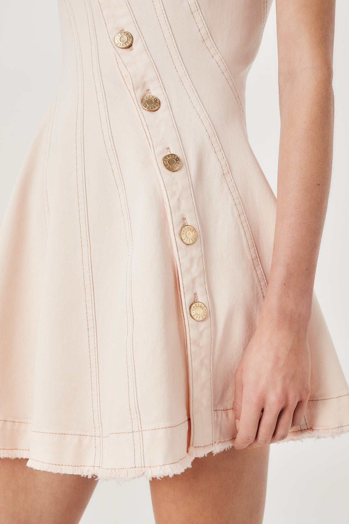Robe en denim avec découpe en biais